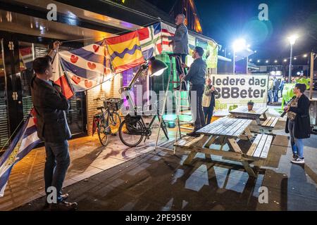 BATHMEN - i membri del movimento Boer Burger (BBB) appendono le bandiere delle province olandesi davanti alla porta alla serata dei risultati di BBB per le elezioni del Consiglio Provinciale. ANP VINCENT JANNINK olanda fuori - belgio fuori Foto Stock