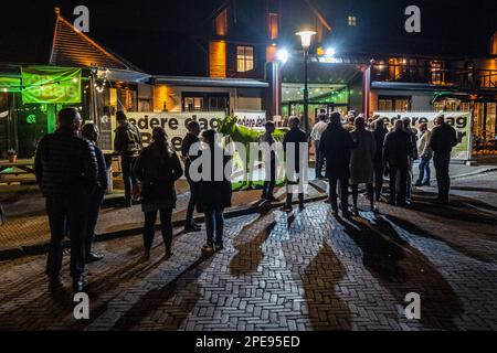 BATHMEN - i membri del movimento BBB (Boer Burger Movement) seguono i primi sondaggi di uscita sui loro telefoni cellulari di fronte ai risultati BBB notte per le elezioni del Consiglio Provinciale. ANP VINCENT JANNINK olanda fuori - belgio fuori Foto Stock