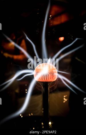 Energia fulmini raggi da una sfera di nucleo arancione Foto Stock