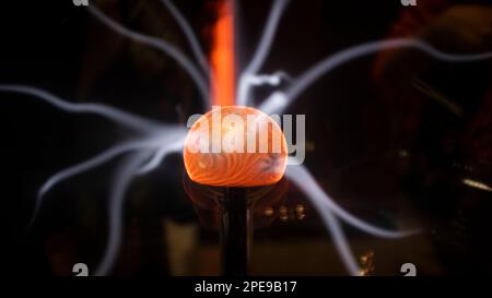 Energia fulmini raggi da una sfera di nucleo arancione Foto Stock