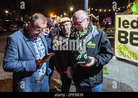 BATHMEN - i membri del movimento BBB (Boer Burger Movement) seguono i primi sondaggi di uscita sui loro telefoni cellulari di fronte ai risultati BBB notte per le elezioni del Consiglio Provinciale. ANP VINCENT JANNINK olanda fuori - belgio fuori Foto Stock