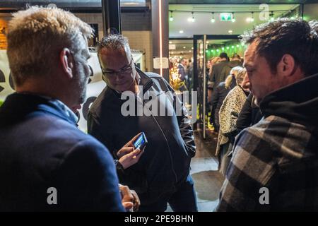 BATHMEN - i membri del movimento BBB (Boer Burger Movement) seguono i primi sondaggi di uscita sui loro telefoni cellulari di fronte ai risultati BBB notte per le elezioni del Consiglio Provinciale. ANP VINCENT JANNINK olanda fuori - belgio fuori Foto Stock