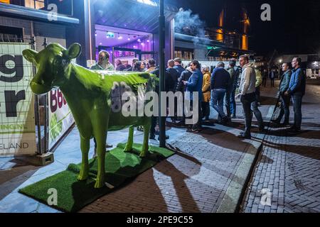 BATHMEN - membri del movimento Boer Burger (BBB) fuori linea di fronte ai risultati BBB sera per le elezioni del Consiglio Provinciale. ANP VINCENT JANNINK olanda fuori - belgio fuori Foto Stock