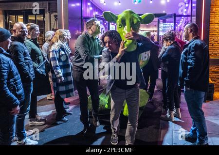 BATHMEN - i membri del movimento del Burger del boer (BBB) hanno messo una mucca modello davanti alla sera dei risultati del BBB per le elezioni del consiglio provinciale. ANP VINCENT JANNINK olanda fuori - belgio fuori Foto Stock