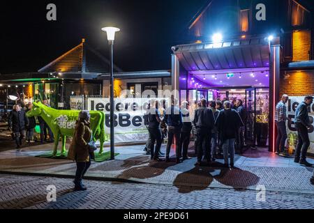 BATHMEN - membri del movimento Boer Burger (BBB) fuori linea di fronte ai risultati BBB sera per le elezioni del Consiglio Provinciale. ANP VINCENT JANNINK olanda fuori - belgio fuori Foto Stock