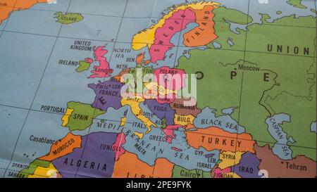 Primo piano di una vecchia mappa colorata che mostra l'Africa settentrionale, l'Europa orientale e settentrionale, parte dell'URSS Foto Stock