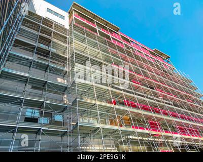 Una struttura di supporto temporanea costituita da ponteggi è comunemente utilizzata nella costruzione per assistere i progetti di costruzione. la casa è in fase di ristrutturazione e fornisce un Foto Stock