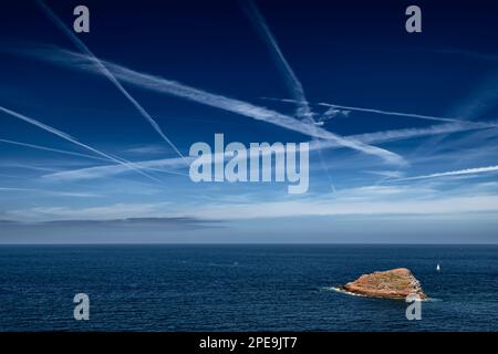 Cielo blu con griglia di percorsi di condensazione bianca, contrafforte, da aeroplano alla costa atlantica in Francia Foto Stock