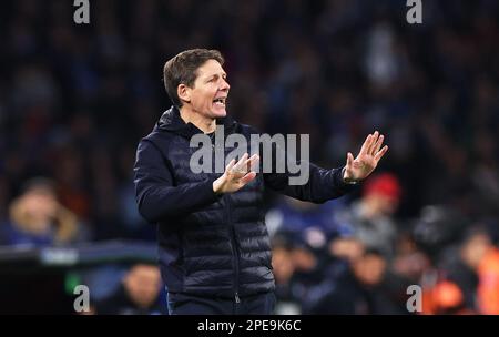 Neapel, Italia. 15th Mar, 2023. Calcio: Champions League, SSC Napoli - Eintracht Francoforte, knockout round, round del 16, seconde gambe, Stadio Diego Armando Maradona. L'allenatore di Francoforte Oliver Glasner reagisce ai margini. Credit: Oliver Weiken/dpa/Alamy Live News Foto Stock