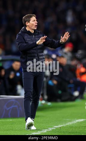 Neapel, Italia. 15th Mar, 2023. Calcio: Champions League, SSC Napoli - Eintracht Francoforte, knockout round, round del 16, seconde gambe, Stadio Diego Armando Maradona. L'allenatore di Francoforte Oliver Glasner reagisce ai margini. Credit: Oliver Weiken/dpa/Alamy Live News Foto Stock