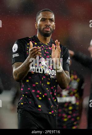 Ivan Toney di Brentford applaude i sostenitori della Premier League al St Mary's Stadium di Southampton. Data immagine: Mercoledì 15 marzo 2023. Foto Stock