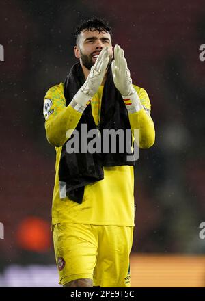 David Raya di Brentford applaude i sostenitori della Premier League al St Mary's Stadium di Southampton. Data immagine: Mercoledì 15 marzo 2023. Foto Stock