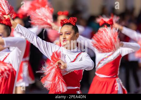 Matamoros, Tamaulipas, Messico - 26 novembre 2022: Il Desfile del 20 de Noviembre, squadra Cheerleader che si esibisce alla sfilata Foto Stock