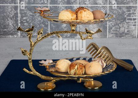 Torta secca e tartufi al cioccolato, biscotti secchi, biscotti. Snack di pasticceria. Torte secche al sesamo, primo piano in panetteria. Foto Stock