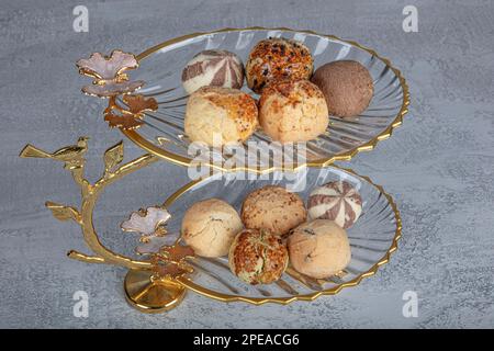 Torta secca e tartufi al cioccolato, biscotti secchi, biscotti. Snack di pasticceria. Torte secche al sesamo, primo piano in panetteria. Foto Stock