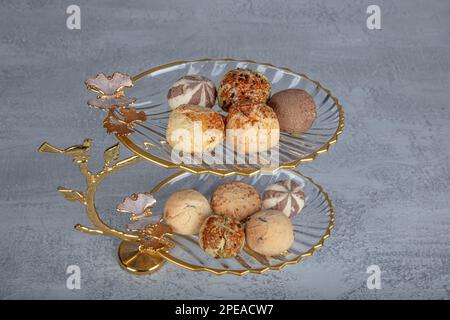 Torta secca e tartufi al cioccolato, biscotti secchi, biscotti. Snack di pasticceria. Torte secche al sesamo, primo piano in panetteria. Foto Stock