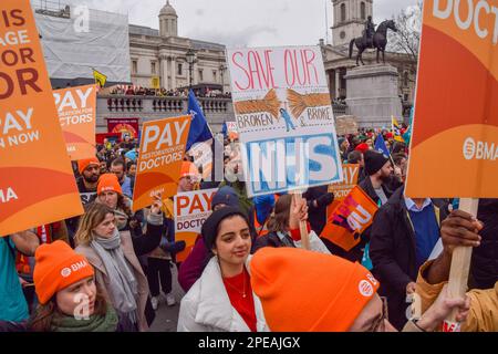 Londra, Regno Unito. 15th Mar, 2023. Un manifestante ha in mano un cartello con la dicitura "Salva il nostro NHS rotto e rotto" durante la manifestazione a Trafalgar Square. Migliaia di insegnanti, membri di altri sindacati e sostenitori hanno marciato a Trafalgar Square il giorno del budget chiedendo una retribuzione equa, mentre vari sindacati in diversi settori hanno organizzato scioperi in tutto il Regno Unito. Credit: SOPA Images Limited/Alamy Live News Foto Stock