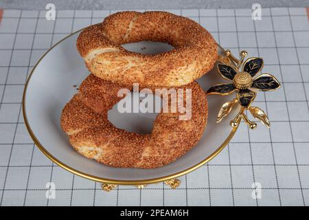 Bagel di sesamo. Prodotto di pasticceria turca. Bagel di sesamo su sfondo scuro. Primo piano. Nome locale susamli simit Foto Stock