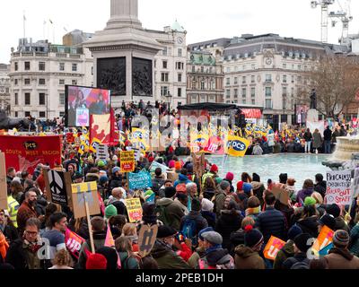 Insegnanti e altri operatori del servizio pubblico che protestano in un raduno a Trafalgar Square London il giorno del budget 15 marzo 2023 Foto Stock