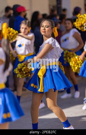 Matamoros, Tamaulipas, Messico - 26 novembre 2022: Il Desfile del 20 de Noviembre, squadra Cheerleader che si esibisce alla sfilata Foto Stock