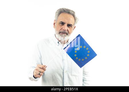 Bell'uomo isolato dai capelli grigi che sventola la bandiera dell'Unione europea - concetto elettorale. Foto di alta qualità Foto Stock