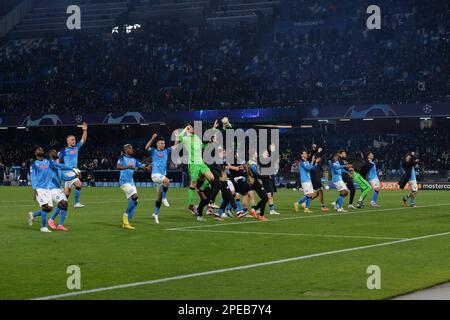 Napoli, Italia. 15th Mar, 2023. I giocatori della SSC Napoli festeggiano la vittoria dopo il round della UEFA Champions League di 16 tappa due tra SSC Napoli e Eintracht Frankfurt allo Stadio Diego Armando Maradona, Napoli, Italia, il 15 marzo 2023. Credit: Nicola Ianuale/Alamy Live News Foto Stock