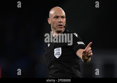 Napoli, Italia. 15th Mar, 2023. L'arbitro Antony Taylor durante il round della UEFA Champions League di 16 tappa due tra SSC Napoli ed Eintracht Francoforte allo Stadio Diego Armando Maradona, Napoli, Italia il 15 marzo 2023. Credit: Nicola Ianuale/Alamy Live News Foto Stock