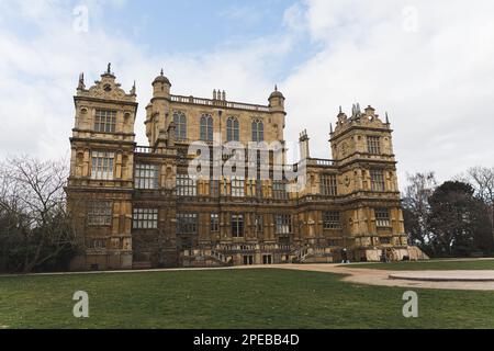 Wollaton Hall preso dai giardini formali dietro la sala, luogo popolare per i visitatori. Foto di alta qualità Foto Stock