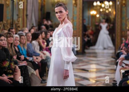 Madrid, Spagna. 15th Mar, 2023. Un modello mostra le creazioni di Hannibal Laguna durante la passerella nuziale Atelier Couture all'interno della settimana della moda di Madrid, al Palazzo di Santa Isabel a Madrid. Credit: SOPA Images Limited/Alamy Live News Foto Stock