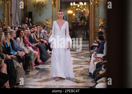 Madrid, Spagna. 15th Mar, 2023. Un modello mostra le creazioni di Hannibal Laguna durante la passerella nuziale Atelier Couture all'interno della settimana della moda di Madrid, al Palazzo di Santa Isabel a Madrid. Credit: SOPA Images Limited/Alamy Live News Foto Stock