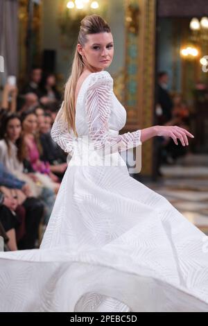 Madrid, Spagna. 15th Mar, 2023. Un modello mostra le creazioni di Hannibal Laguna durante la passerella nuziale Atelier Couture all'interno della settimana della moda di Madrid, al Palazzo di Santa Isabel a Madrid. Credit: SOPA Images Limited/Alamy Live News Foto Stock