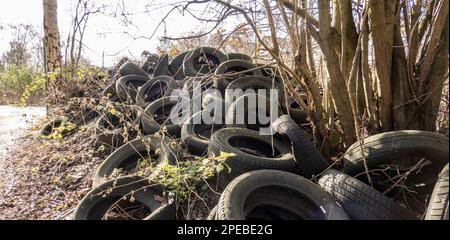 Vecchi pneumatici per auto. Cumulo di vecchi pneumatici. Contesto industriale Foto Stock