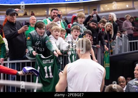 Chicago, Stati Uniti. 15th Mar, 2023. Chicago, USA, 15 marzo 2023: Maglie autografiche Domantas Sabonis (10 Sacramento Kings) per i fan lituani prima della partita tra i Chicago Bulls e i Sacramento Kings mercoledì 15 marzo 2023 allo United Center, Chicago, USA. (NESSUN USO COMMERCIALE) (Shaina Benhiyoun/SPP) Credit: SPP Sport Press Photo. /Alamy Live News Foto Stock