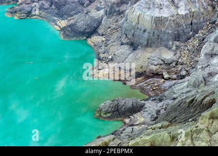 Lago di colore turchese-verde e lato del cratere, Monte Ijen, Giava Orientale, Indonesia Foto Stock