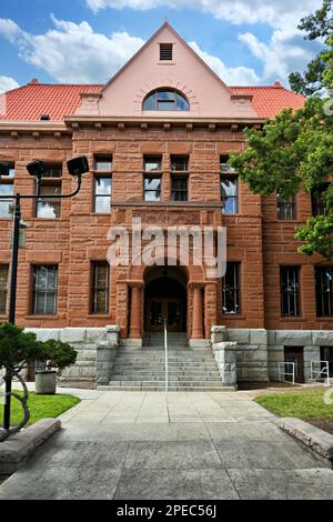 SANTA ANA, CALIFORNIA - 3 MAR 2023: Ingresso laterale all'Old Orange County Courthouse nel centro di Santa Ana. Foto Stock