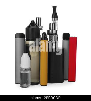 Molti dispositivi elettronici per fumare e soluzioni liquide su sfondo bianco Foto Stock