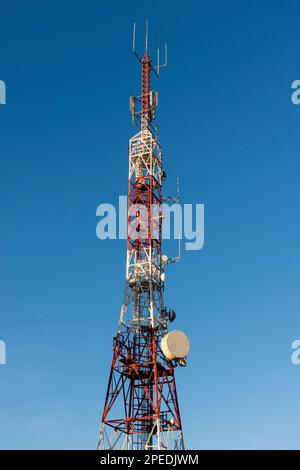 Torres de telecomunicaciones con el azul del cielo de fondo Foto Stock