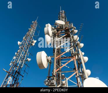 Torres de telecomunicaciones con el azul del cielo de fondo Foto Stock