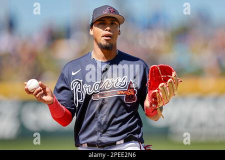 15 marzo 2023, North Port FL USA; il secondo bassista di Atlanta Braves Orlando Arcia (11) si dirige al dugout durante un gioco di allenamento primaverile MLB contro il Foto Stock