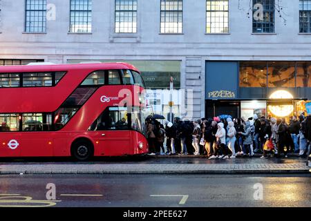 Londra, Regno Unito. 15th marzo, 2023. I passeggeri sono in coda per un autobus nello Strand durante l'ora di punta. Sciopero di 24 ore da parte di membri delle unioni di Aslef e RMT, servizi metropolitani di trasporto chiuso per Londra (TfL), che causano un effetto a catena da un aumento della congestione del traffico stradale, con anche sovraffollamento su autobus e treni fuori terra. Credit: Undicesima ora di Fotografia/Alamy Live News Foto Stock