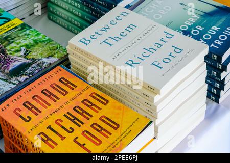 NEW ORLEANS, LA, USA - 11 MARZO 2023: Libri esposti su un tavolo in vendita durante un evento letterario gratuito Foto Stock
