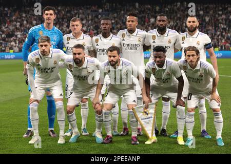 Madrid, Spagna. 15th Mar, 2023. Il Real Madrid inizia undici schieramenti per una foto di squadra prima del calcio d'inizio, back row ( L to R ); Thibaut Courtois, toni Kroos, Eduardo Camavinga, Eder Militao, Antonio Rudiger e Karim Benzema, prima fila ( L a R ); Federico Valverde, Daniel Carvajal, Nacho Fernandez, Vinicius Junior e Luka Modric, nella partita della UEFA Champions League al Santiago Bernabeu di Madrid. Il credito per le immagini dovrebbe essere: Jonathan Moskrop/Sportimage Credit: Sportimage/Alamy Live News Foto Stock