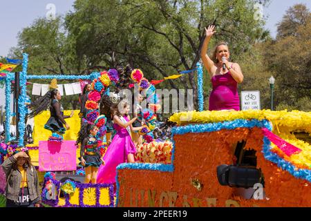 San Antonio, Texas, Stati Uniti d'America - 8 aprile 2022: La Battaglia dei Fiori Parade, galleggiante che porta Miss San Antonio eccezionale teen Foto Stock