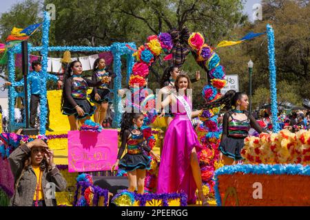 San Antonio, Texas, Stati Uniti d'America - 8 aprile 2022: La Battaglia dei Fiori Parade, galleggiante che porta Miss San Antonio eccezionale teen Foto Stock