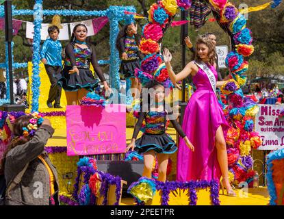 San Antonio, Texas, Stati Uniti d'America - 8 aprile 2022: La Battaglia dei Fiori Parade, galleggiante che porta Miss San Antonio eccezionale teen Foto Stock