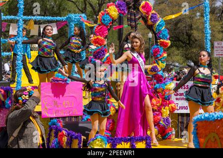 San Antonio, Texas, Stati Uniti d'America - 8 aprile 2022: La Battaglia dei Fiori Parade, galleggiante che porta Miss San Antonio eccezionale teen Foto Stock