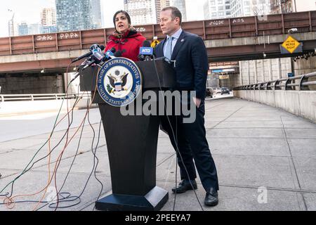 Nicole Malliotakis, membro del Congresso, parla con Josh Gottheimer alla conferenza stampa per affrontare la questione della congestione dei prezzi alla bocca del Lincoln Tunnel a New York il 15 marzo 2023 Foto Stock