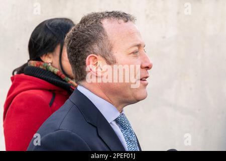 Josh Gottheimer, membro del Congresso, parla con Nicole Malliotakis alla conferenza stampa per affrontare il problema della congestione dei prezzi alla bocca del Lincoln Tunnel a New York il 15 marzo 2023 Foto Stock