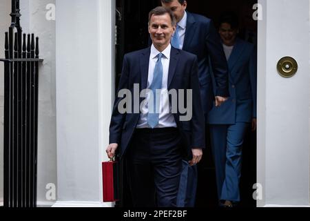 Londra, Regno Unito. 15th Mar, 2023. Il Cancelliere dello scacchiere Jeremy Hunt esce al numero 11 di Downing Street, Londra. I punti salienti del bilancio 2023 sono l'aumento dell'indennità esentasse per le pensioni, che il Cancelliere spera possa contenere il numero di persone che si ritirano, un pacchetto di aiuti per le piscine colpite dall'aumento delle bollette energetiche e modifiche al sostegno all'assistenza all'infanzia per i genitori sul credito universale. Credit: SOPA Images Limited/Alamy Live News Foto Stock