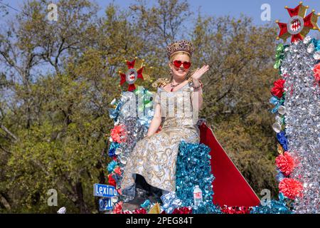 San Antonio, Texas, Stati Uniti d'America - 8 aprile 2022: La Battaglia dei Fiori Parade, Float che porta la sua serena principessa altezza alla corte del grande tour Foto Stock